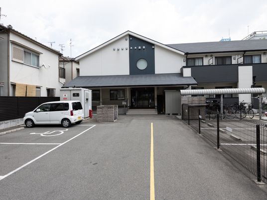 施設外観と駐車スペース