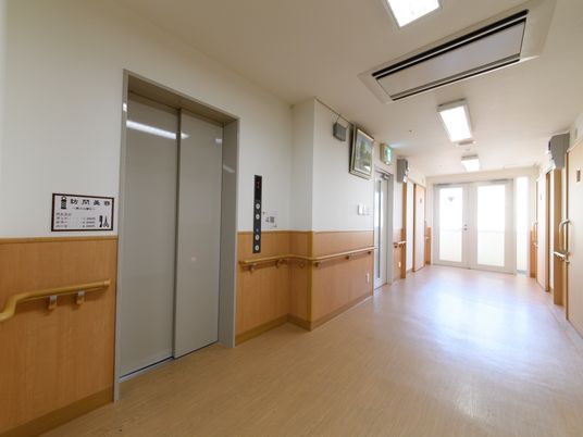 廊下とエレベーターの写真