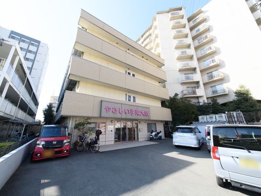 明るい外観の建物エントランス