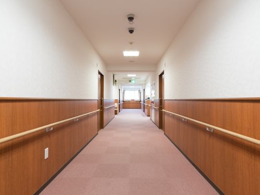 広々とした明るい廊下
