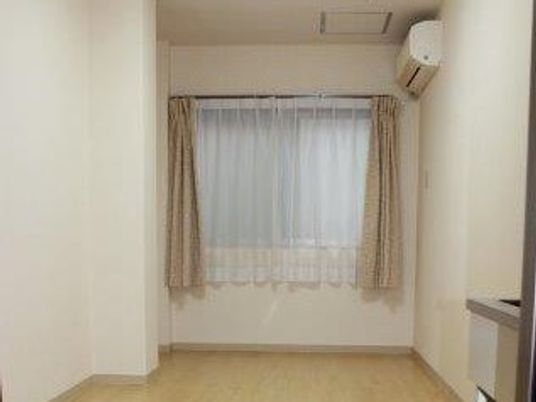シンプルな空間の居室