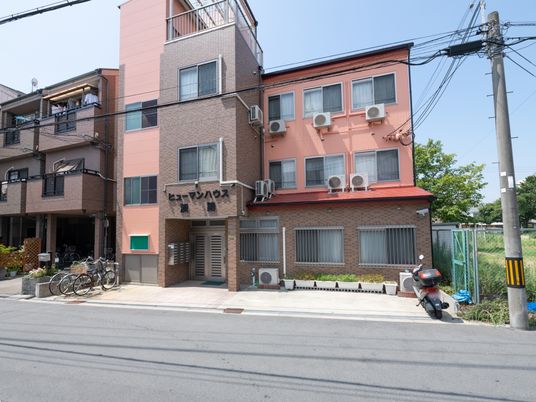 ピンクの建物の外観