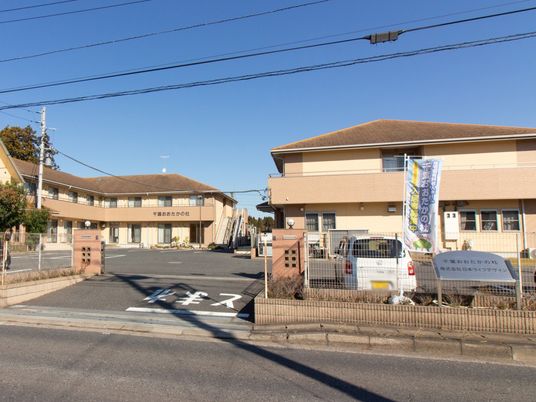 明るく広々とした外観