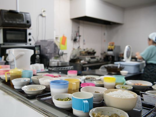食事準備中の厨房風景