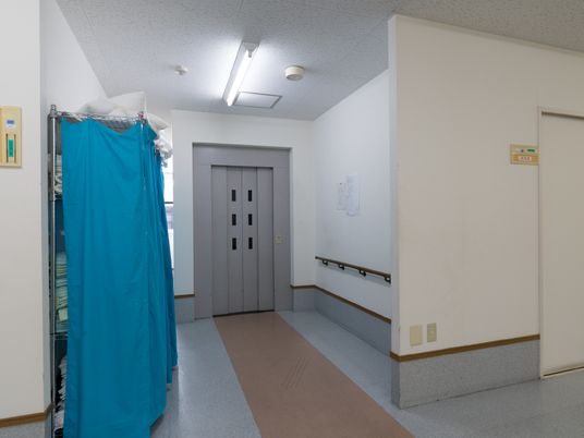 廊下とエレベーターの画