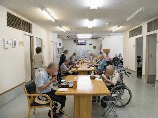 明るい共有食事スペース