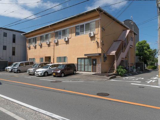 明るい外観の建物
