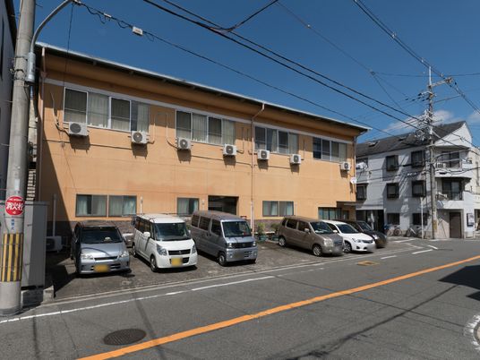 オレンジ色の建物外観