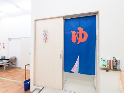 多目的室の暖簾付き扉