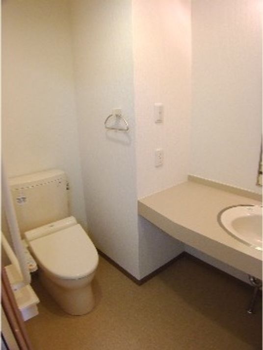 清潔なトイレと洗面台
