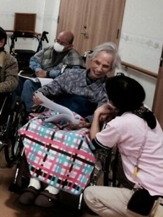 介護者と利用者の触れ合い