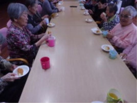 利用者が食事するダイニング