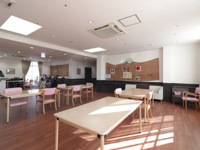 広々とした明るい食堂