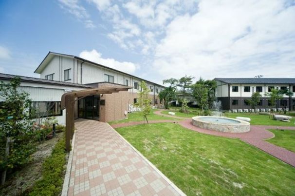 緑豊かな中庭の眺め