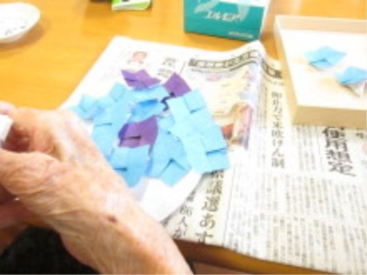 手作業を行う高齢者