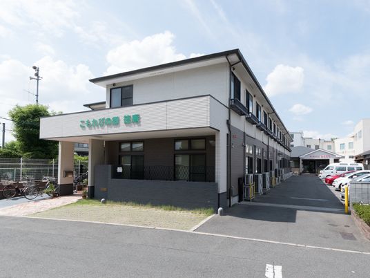 白壁の建物外観