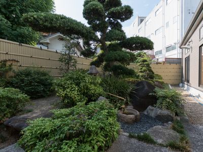 静かな和風庭園風景