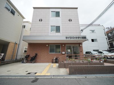 清潔感のある建物のエントランス