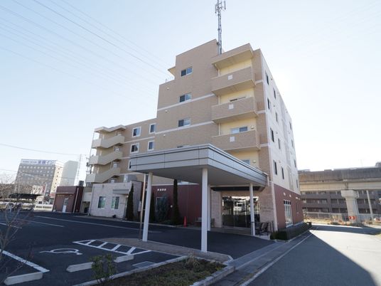 多階層のモダンな建物外観