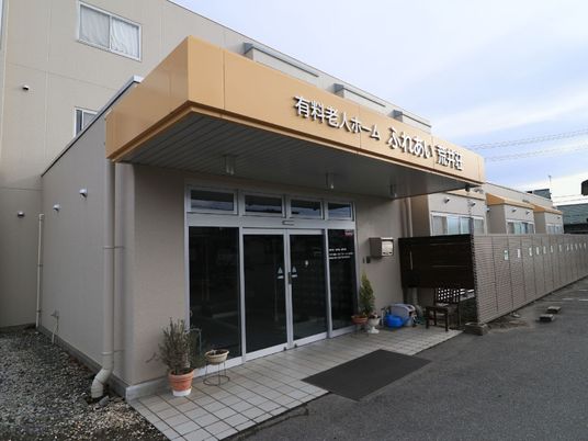 エントランス明るい施設正面