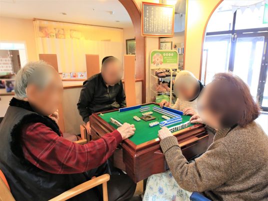 共有スペースで麻雀を楽しむ人々