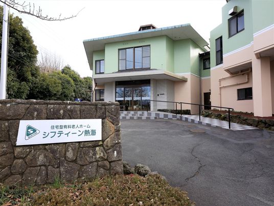 明るい外観の施設入口