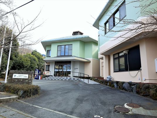 明るい外観のエントランス
