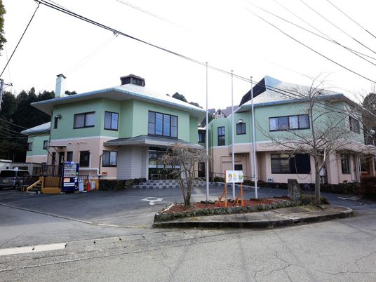 緑とベージュの外観の建物