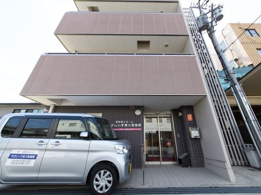 モダンな建物のエントランス