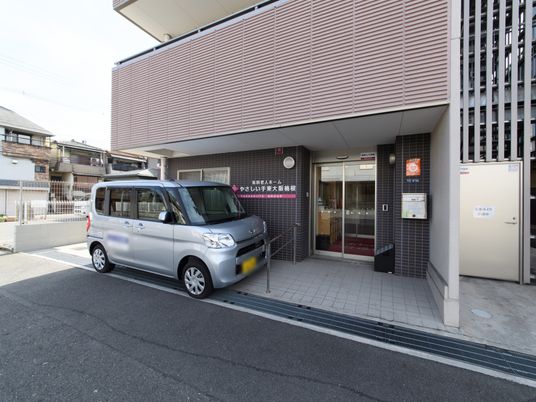 エントランスと駐車スペース