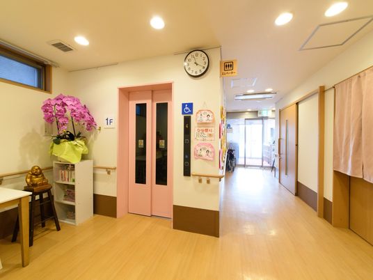 明るく広い廊下と掲示物