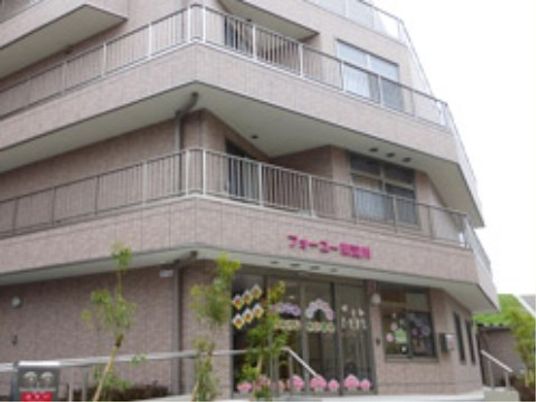 明るい外観の建物エントランス