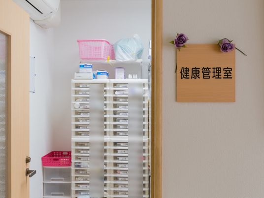整理された薬棚と掲示物