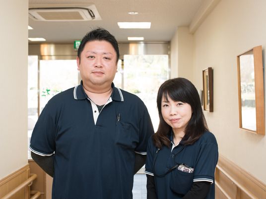 スタッフ二人の廊下立ち姿
