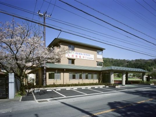 桜樹と共にある建物外観