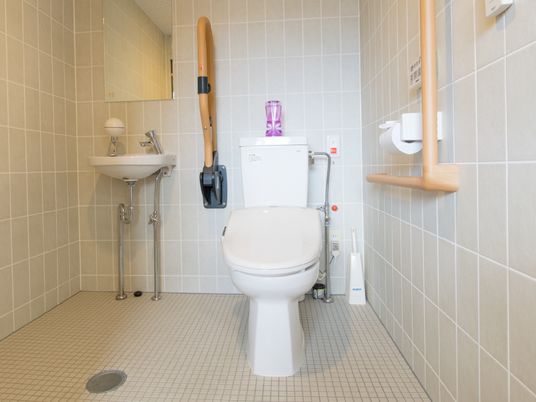 手すり付きのトイレ空間