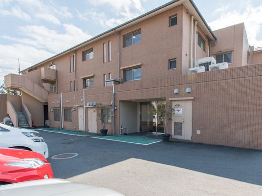 茶色の建物のエントランス