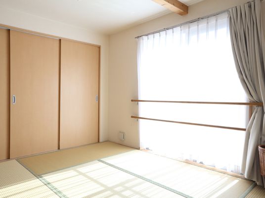  明るい和室の居室  