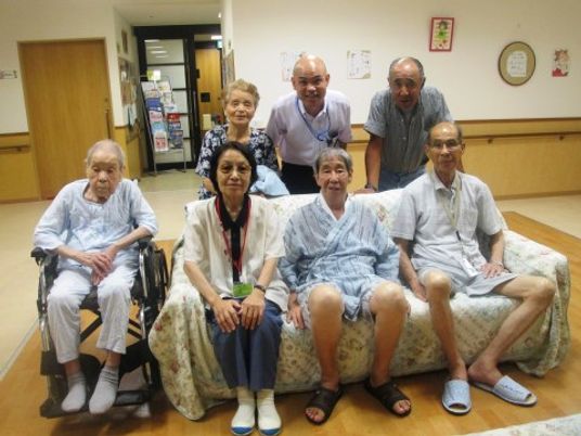 笑顔の集合写真廊下