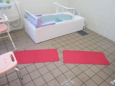 手すり付き浴槽設備
