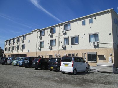 明るい外観の施設全体