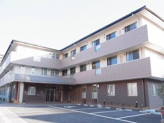 ゆったりとした外観の建物