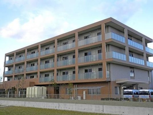 明るい施設の外観