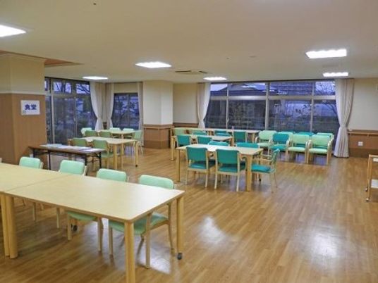 明るい広いダイニングエリア