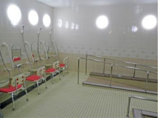 手すり付きの広々浴室
