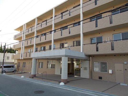 明るいエントランスの建物