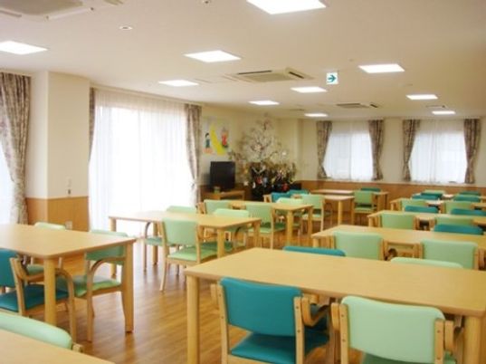広々とした明るい食堂