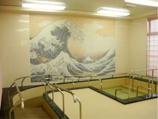 波のタイルアート浴室