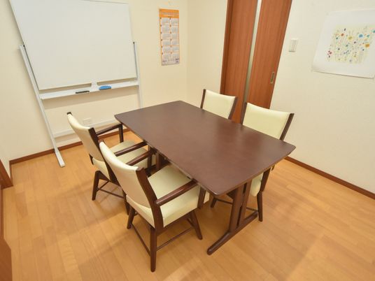 会議用テーブルと椅子の部屋