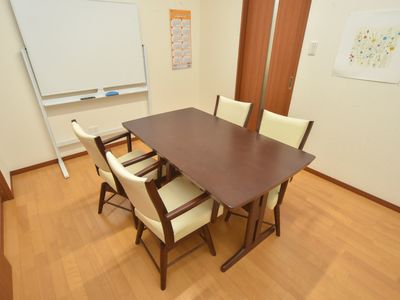会議用テーブルと椅子の部屋